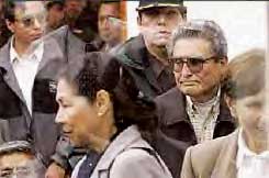 El Dr. Abimael Guzmán entrando a la audiencia pública del 5 de noviembre de 2004