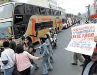 Protesta de choferes de buses-camión