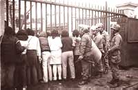 Familiares de las víctimas del genocidio de El Frontón, Lurigancho y Callao en las puertas de la morgue de Lima
