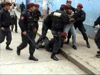 Enfrentamiento de maestros con la policía en Huancayo