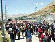 Marcha de protesta de los obreros de la empresa Doe Run