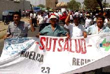Marcha de protesta de trabajadores de Salud en Sullana (Piura)