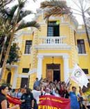 Mítin de tabajadores de Salud en la entrada de la embajada de Venezuela