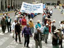 Protestmarsch von alten Menschen in Arequipa