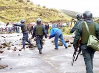 Straßenblockade protestierender Studenten in Puno