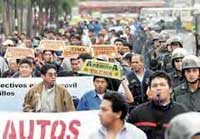 Demonstration der Fahrer von Sammeltaxis in Lima