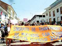 Protestmarsch der Händler des Marktes San Pedro in Cusco