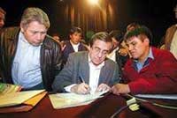 Unterzeichnung des ersten Vereinbarungen zwischen dem ort Combayo und dem unternehmen Yanacocha