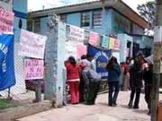 Streikplakate an der Fassade der Gesundheitsbehörde von Ayacucho