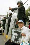 Angehöriger eines Verschwundenen auf dem Sternmarsch vom 25. 10. 2004