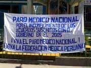 Banderole vor dem Krankenhaus in Ayacucho