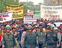 Demonstration der Mopedtaxifahrer in Lima