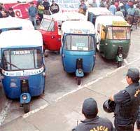 Proteste der Mopedtaxifahrer in Lima