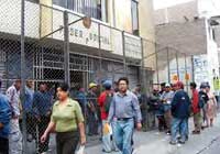 Arbeiter der Zuckerfabrik Pucalá vor dem Gericht in Chiclayo