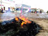 Straßenblockade beim Streik der Transportunternehmen in Puno