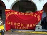 Banderole der streikenden Angestellten der Universität in Ayacucho